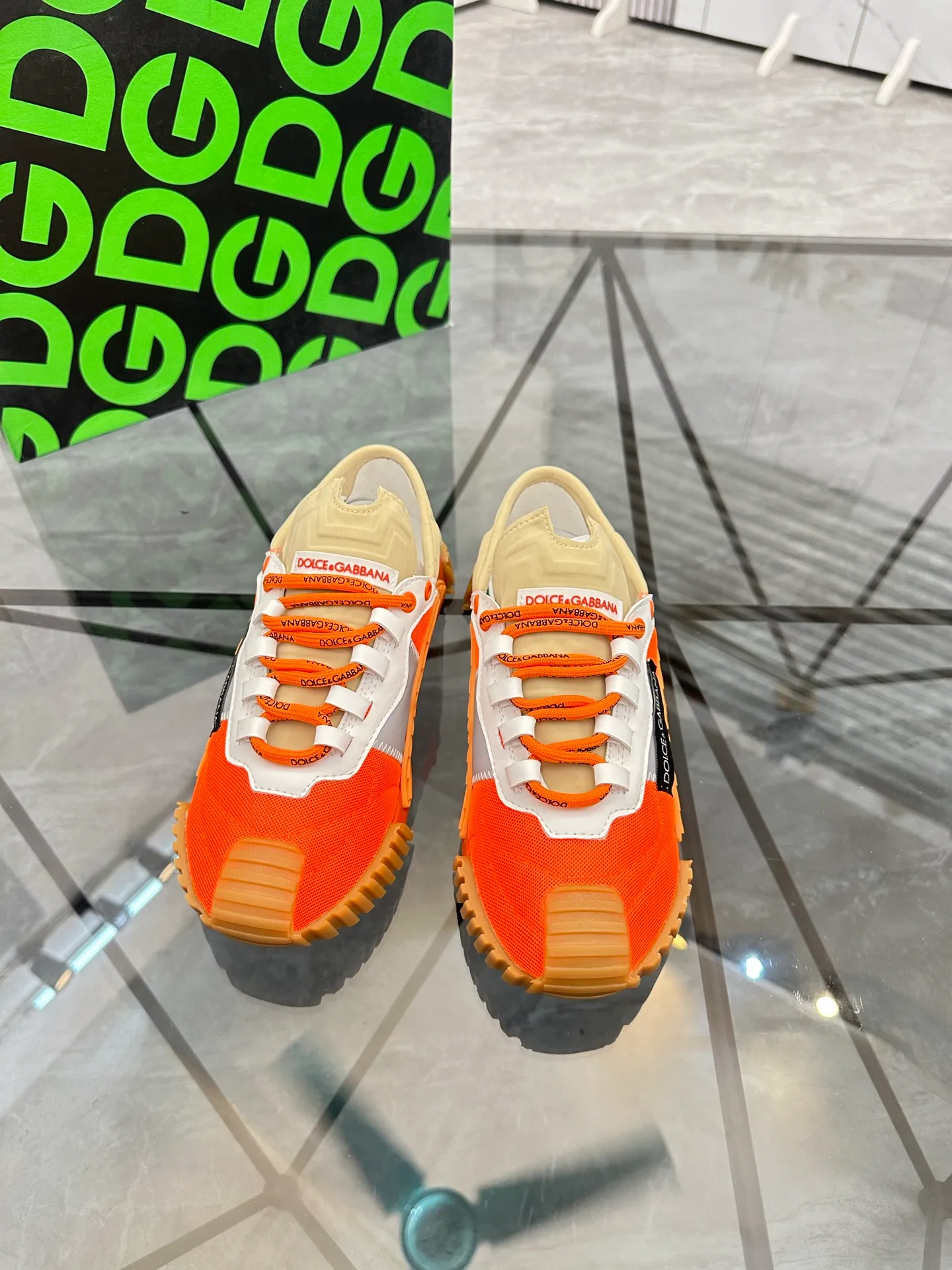 Men's shoes: 💰P440¥ Product trademark: DG "Dolce & Gabbana*" low-top sports shoes Regular size: 35-44 (can be customized to 45.46.) Couple style Product materials: Upper imported cowhide stitching original material, breathable lining, original outsole. Number: 803